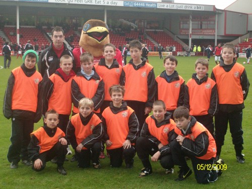Wyrley Juniors Dragons line up before the game with Phil From the Community Team and Swifty.